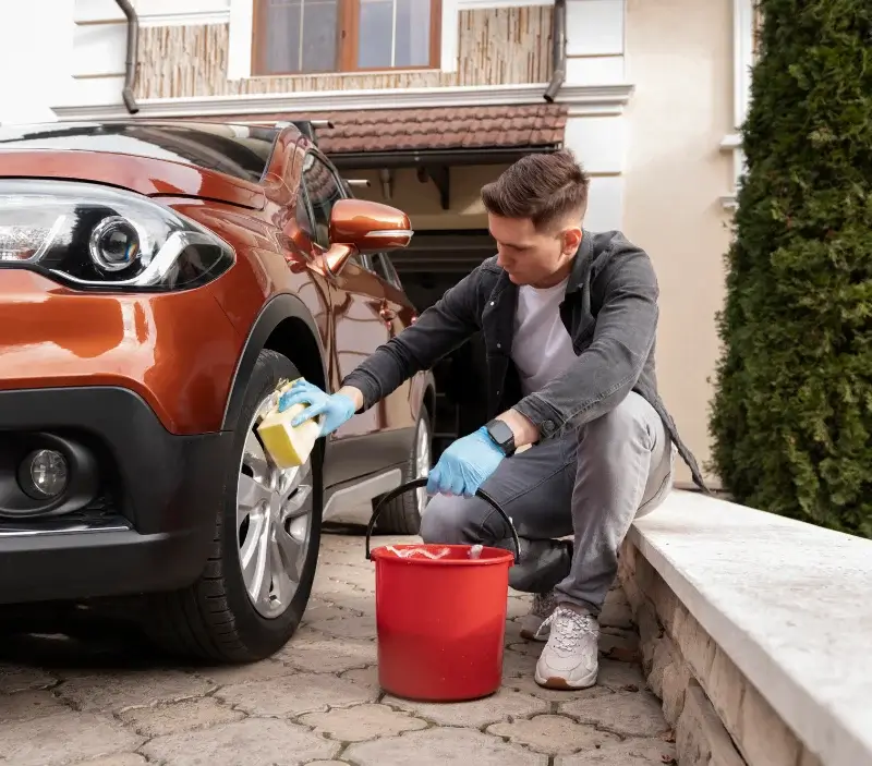 Lavage auto à domicile Buxières-d'Aillac : professionnel intervenant sur un véhicule